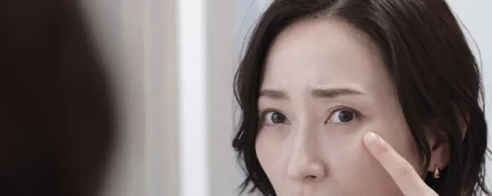 目元を気にする女性