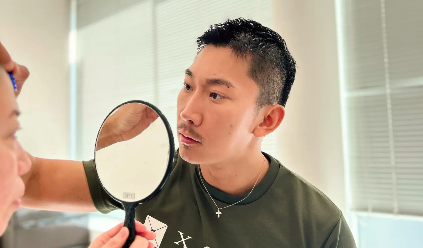 診察中の孫医師